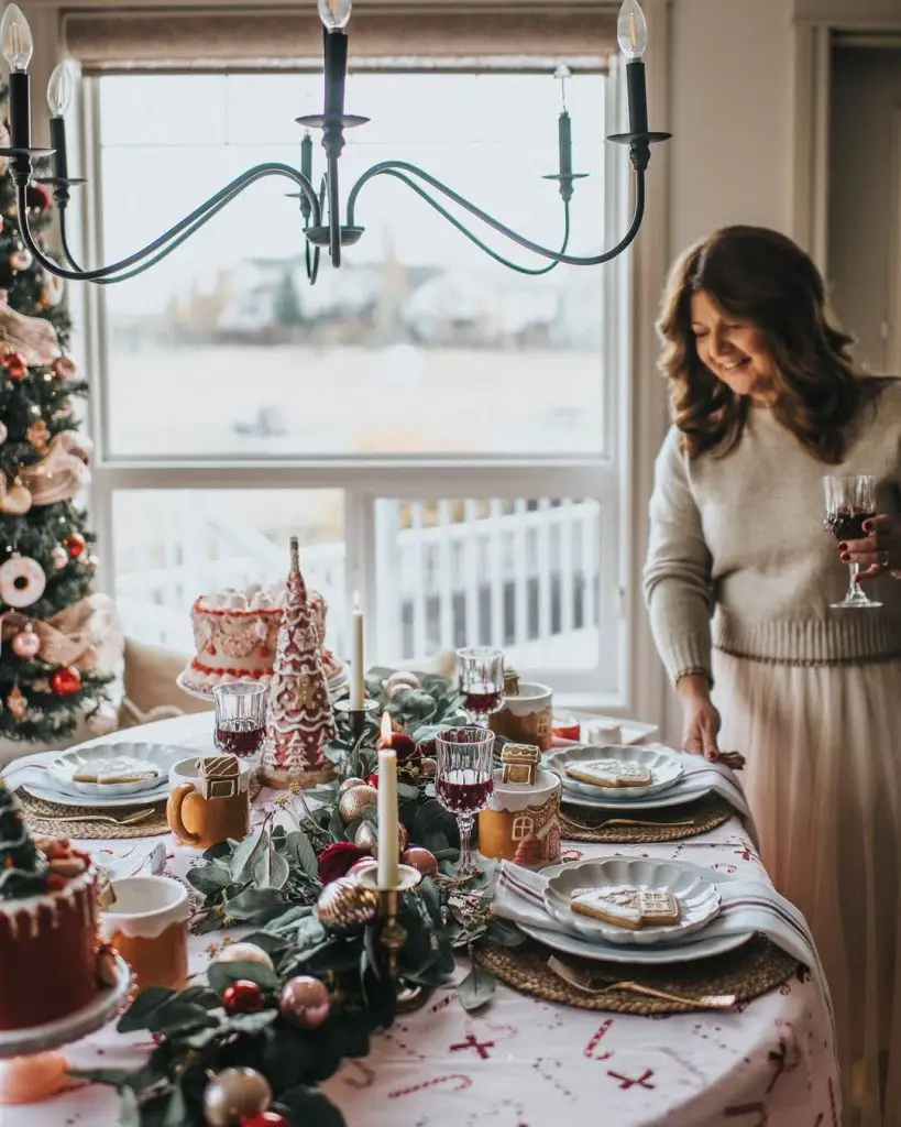 Intimate Christmas table with gingerbread houses and candlelit ambiance