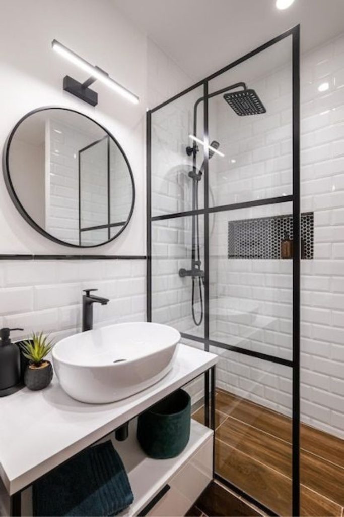 Black and white wetroom with contrast