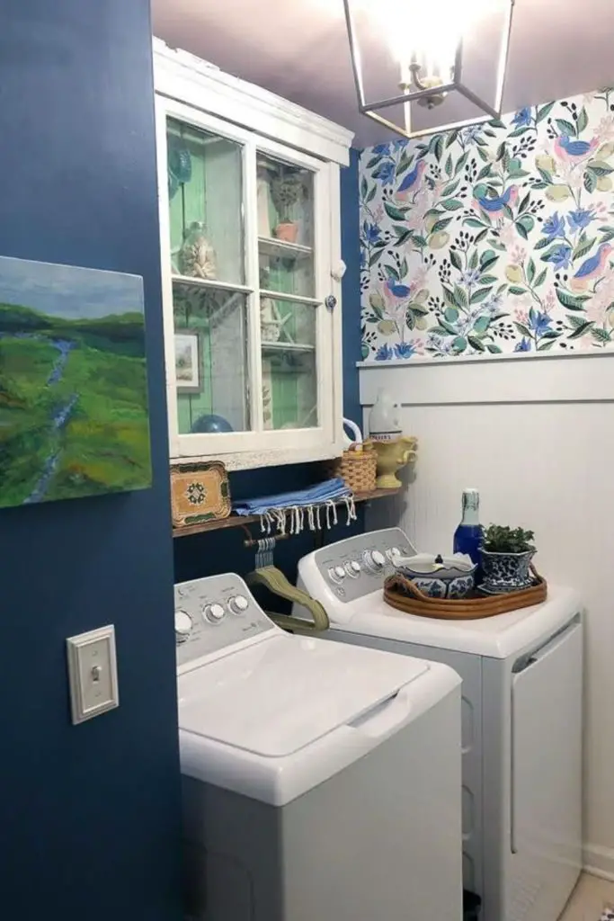 Painted ceiling brightens tiny space