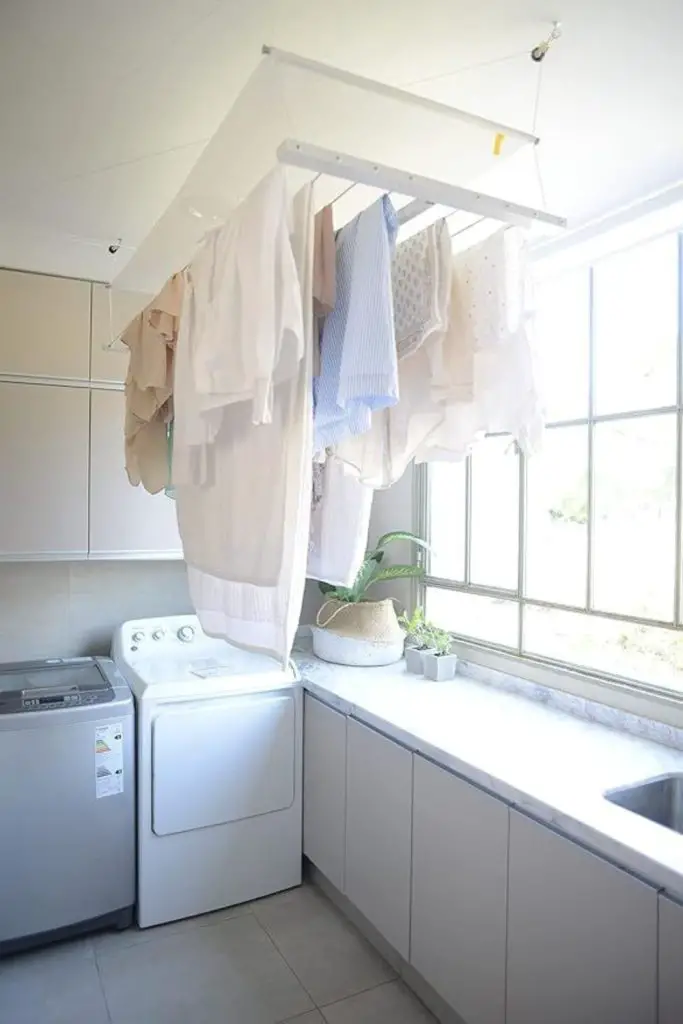 Retractable drying rack saves room