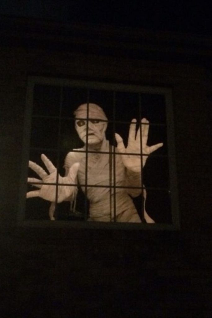 Mummy wrap Halloween window painting design.
