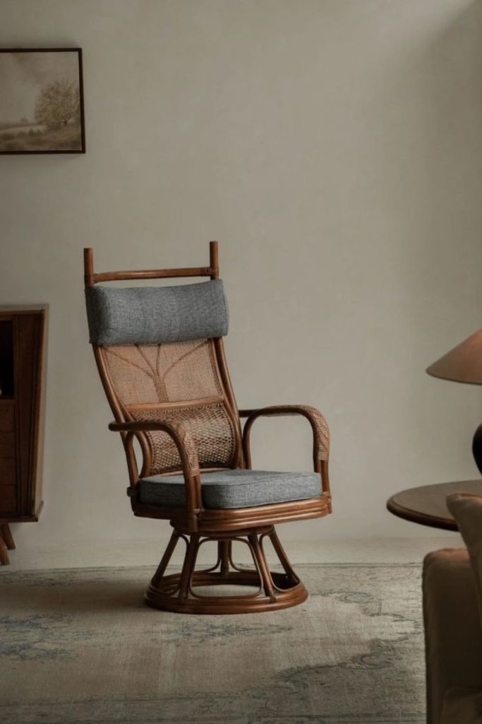 Swivel rattan chair with floor rug