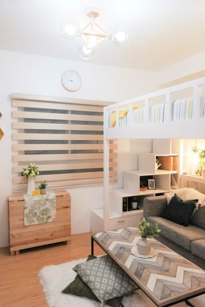 Suspended bed in airy studio