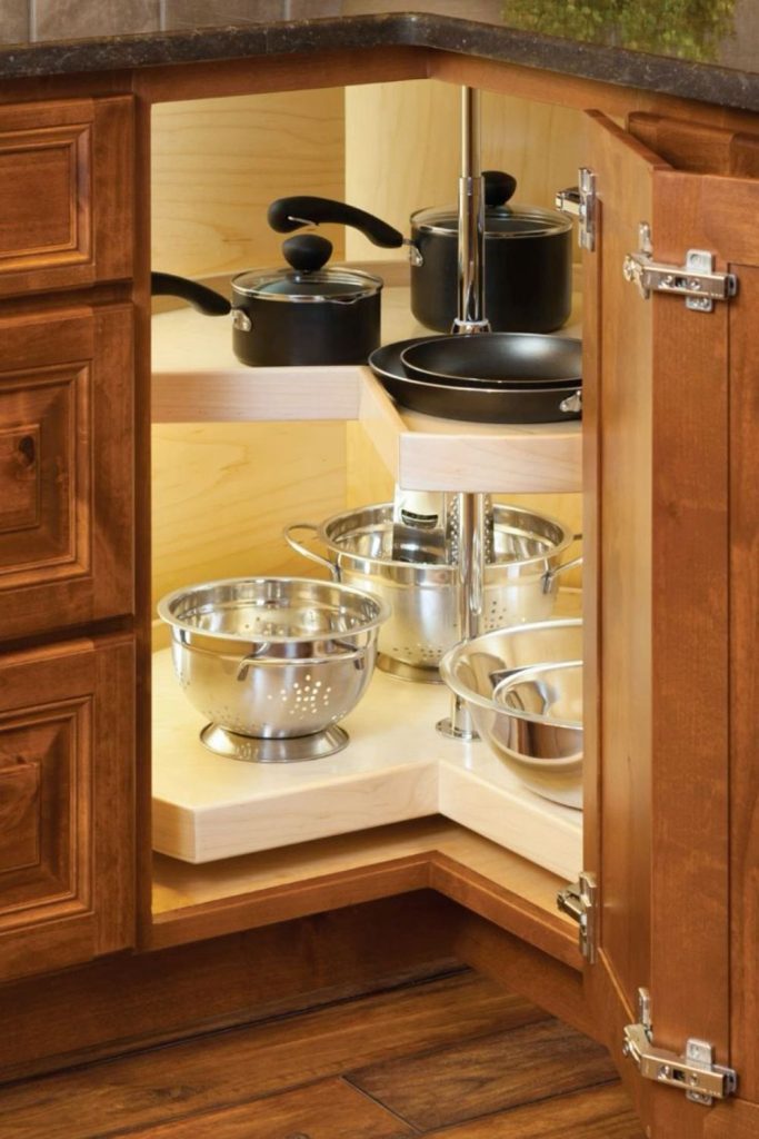 Corner carousel spinning pans and bowls