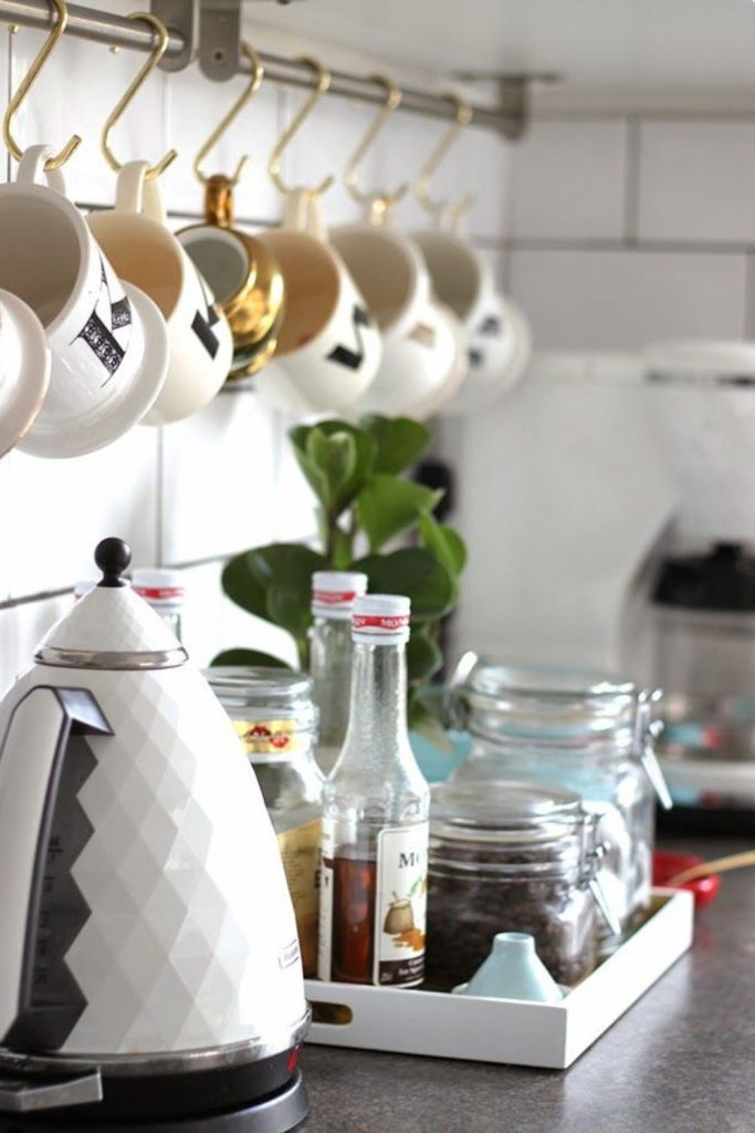 Hanging rail with hooks for mugs