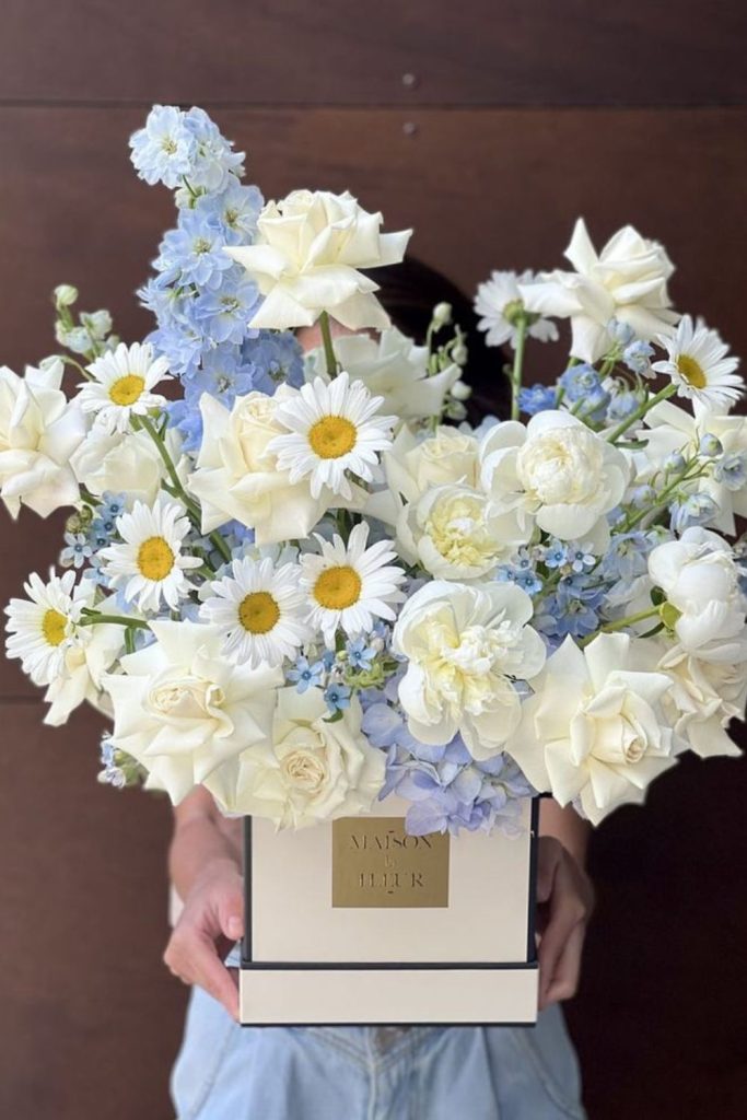 Icy-blue roses with white ranunculus