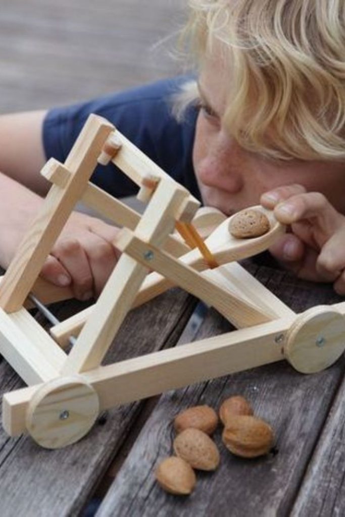 Small wooden launching toy