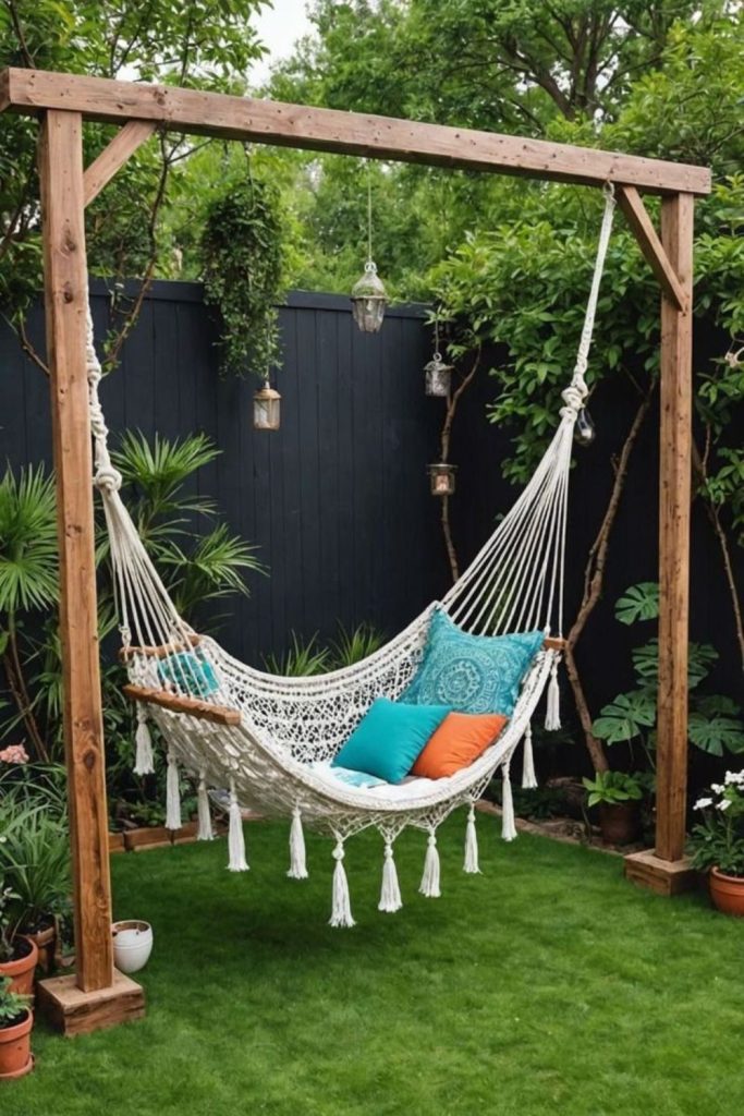 Hammock frame supported by pallet structure