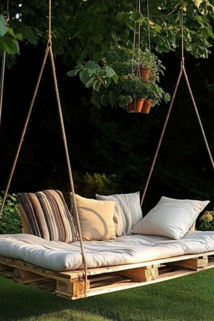 Single pallet swing with knotted ropes