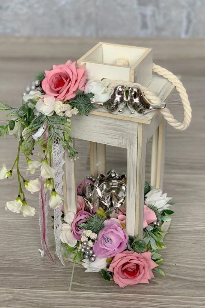 Hanging mini lanterns with floral touches