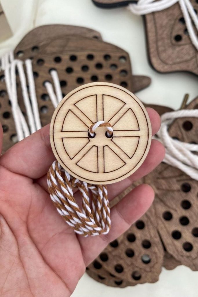 Child-friendly spinning wooden toy