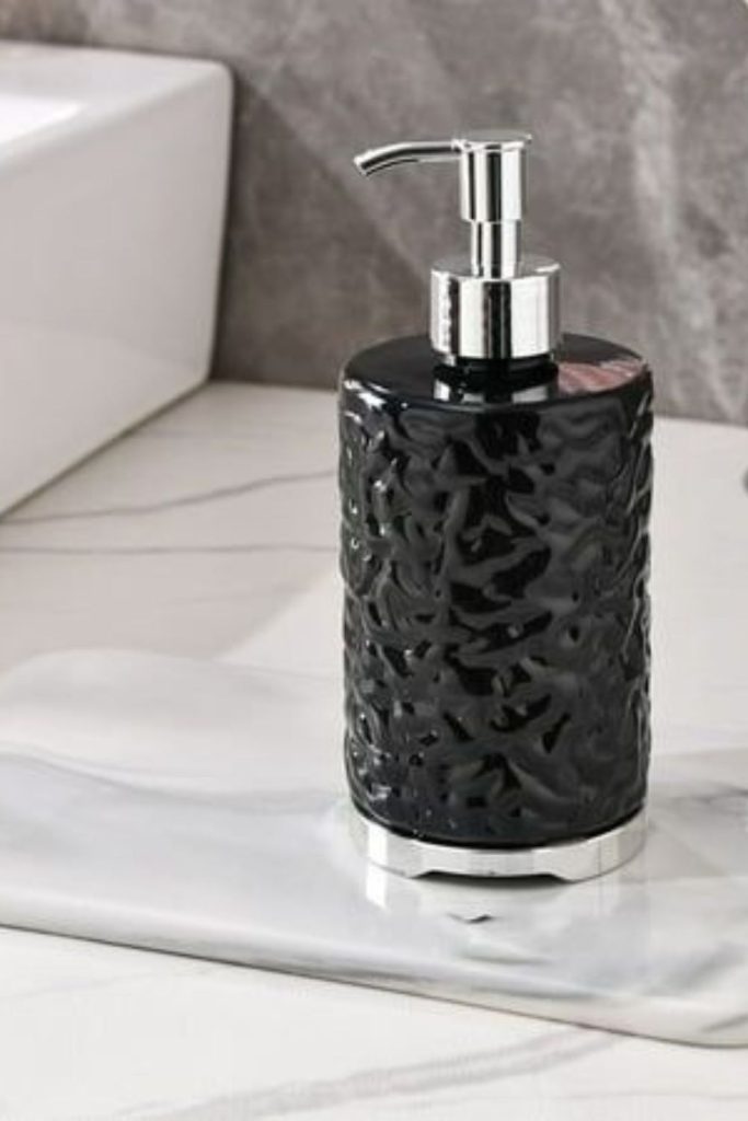 Shadow noir silent soap dispenser