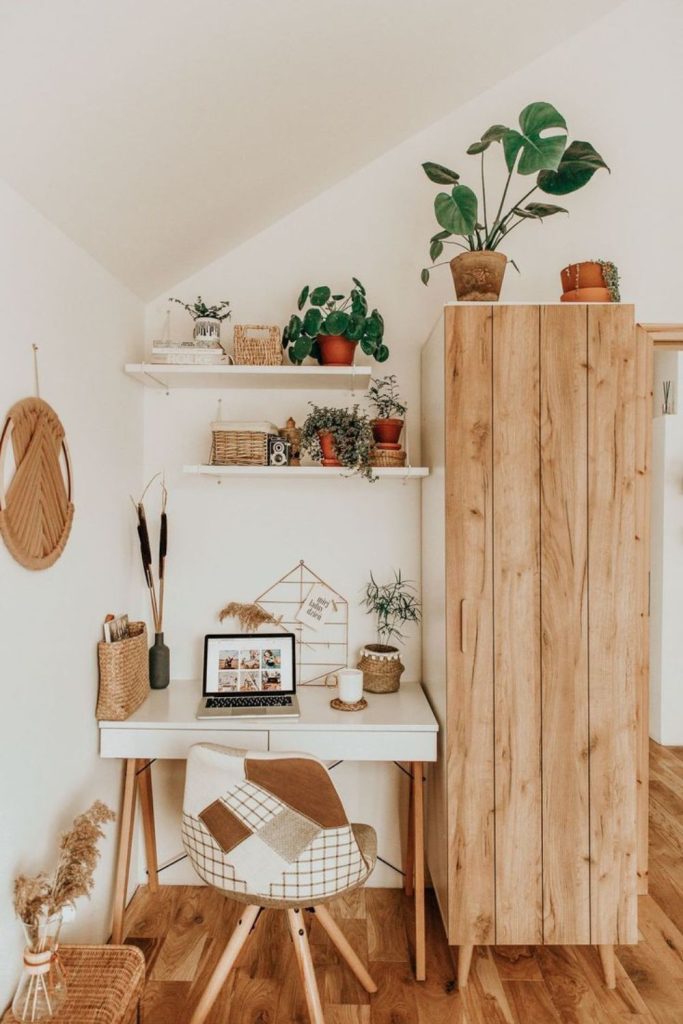 Cottagecore floral dorm desk inspiration.
