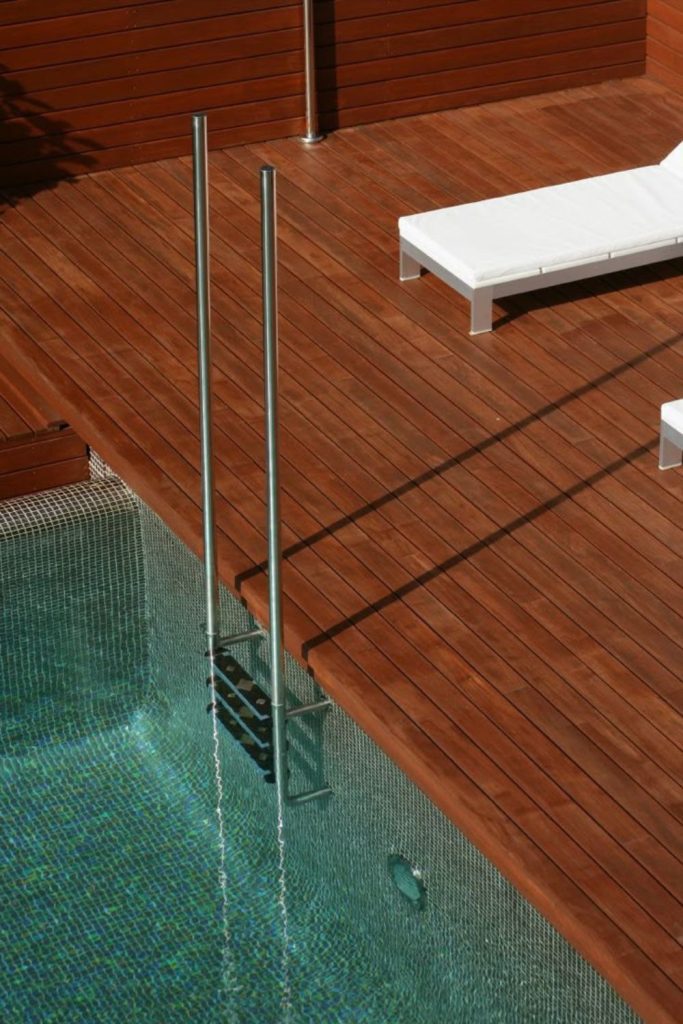 Minimal aluminum DIY pool ladder design.