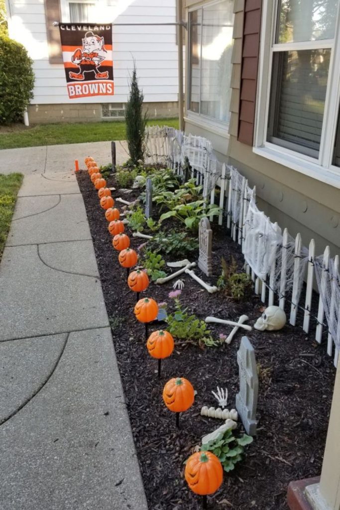 DIY haunted graveyard fence decorations