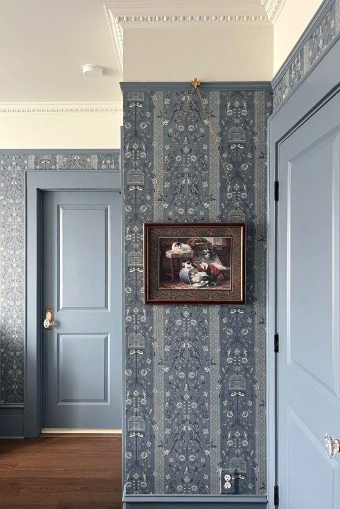 Wallpaper crown dado rail design.