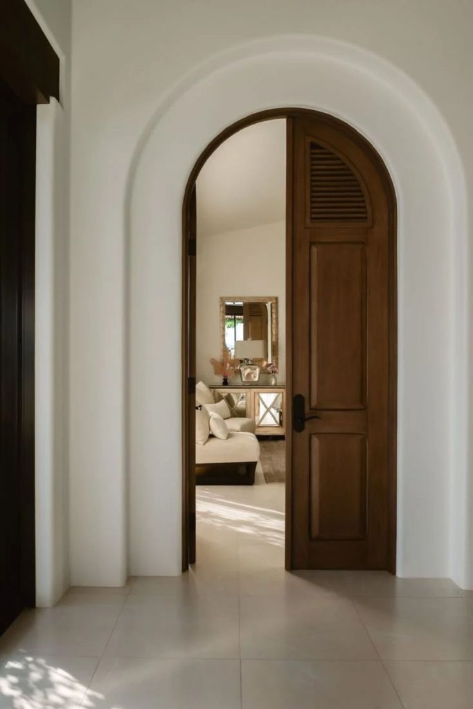 Soft scalloped arch with playful curves.